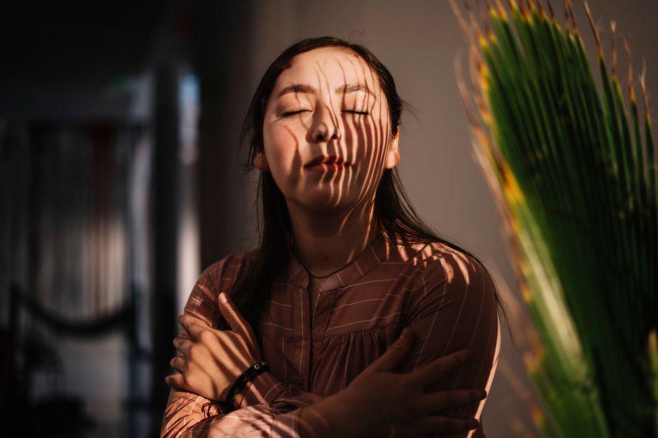 What small sensory changes help a body settle?